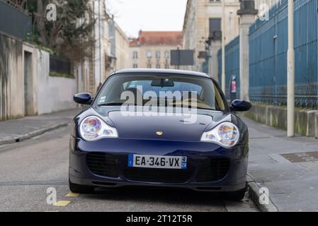 Blauer Porsche 996 Carrera 4S parkt auf einer Straße Stockfoto