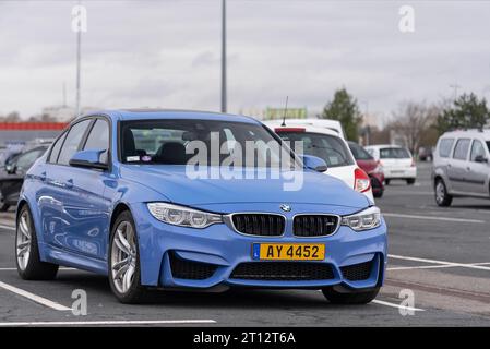 Blauer BMW M3 F80 parkt auf einem Parkplatz Stockfoto