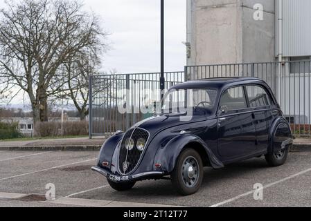 Blue Peugeot 202 parkt auf einer Straße Stockfoto