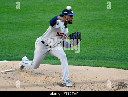 Minneapolis, Usa. Oktober 2023. Houston Astros Starthörer Cristian Javier wirft im ersten Inning gegen die Minnesota Twins im dritten Spiel einer MLB American League Division Series im Target Field in Minneapolis am Dienstag, den 10. Oktober 2023. Foto: Craig Lassig/UPI Credit: UPI/Alamy Live News Stockfoto