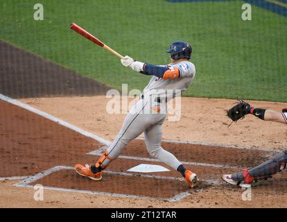 Minneapolis, Usa. Oktober 2023. Houston Astros Jeremy Pena trifft am Dienstag, den 10. Oktober 2023, eine Single gegen die Minnesota Twins im zweiten Inning im dritten Spiel einer MLB American League Division Series im Target Field in Minneapolis. Foto: Craig Lassig/UPI Credit: UPI/Alamy Live News Stockfoto