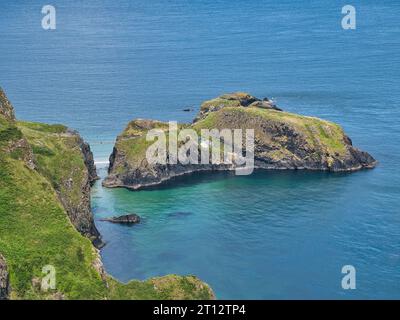 Die winzige Insel Carrickarede in der Nähe von Ballycastle im County Antrim, Nordirland, Großbritannien. Die Insel ist mit dem Festland durch eine Seilbrücke verbunden (gesehen von Stockfoto