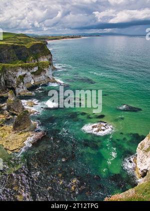 Küstenklippen am Gulls Point in der Nähe von Portrush am Antrim Causeway Coast Path - diese Felsen stammen aus der Hibernian Greensands Formation Stockfoto