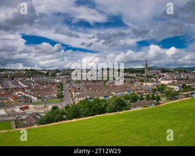 Blick auf die Bogside Gegend von West Derry  Londonderry mit Blick von der Stadtmauer zum Creggan Estate. Stockfoto