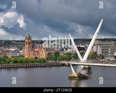 Die Friedensbrücke über den Fluss Foyle in Derry - Londonderry in Nordirland, Großbritannien. Die Brücke verbindet die Bereiche „Waterside“ und „Cityside“ des c Stockfoto