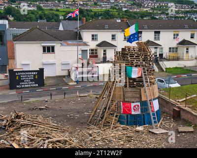 Ein Lagerfeuer auf der Hawkin Street in Derry Londonderry, Nordirland, Großbritannien. Am 11. Juli, vor der unionistisch-loyalistischen Feier der Schlacht von Stockfoto