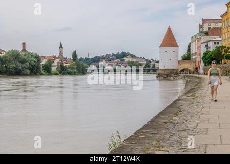 Passau, Deutschland - 21. Juli 2023: Panoramaaussicht Schaibling Tower und Promenade am Inn, Passau, Niederbayern, Deutschland Stockfoto