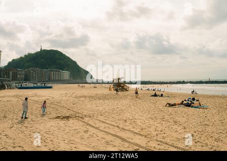 SAN SEBASTIAN DONOSTIA, BASKENLAND, SPANIEN - 1. SEPTEMBER 2023. Surfen in playa de Gros Playa de la Zurriola. Hochwertige Fotos Stockfoto