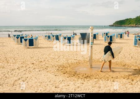 SAN SEBASTIAN DONOSTIA, BASKENLAND, SPANIEN - 1. SEPTEMBER 2023. Surfen in playa de Gros Playa de la Zurriola. Hochwertige Fotos Stockfoto