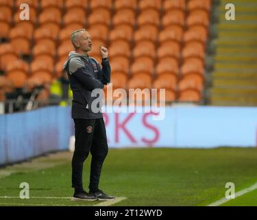 Blackpool, Großbritannien. 31. August 2023. Neil Critchley, Manager von Blackpool, ruft Anweisungen während des EFL Trophy Matches Blackpool gegen Liverpool U21 in Bloomfield Road, Blackpool, Vereinigtes Königreich, 10. Oktober 2023 (Foto: Steve Flynn/News Images) in Blackpool, Vereinigtes Königreich am 31.2023. (Foto: Steve Flynn/News Images/SIPA USA) Credit: SIPA USA/Alamy Live News Stockfoto