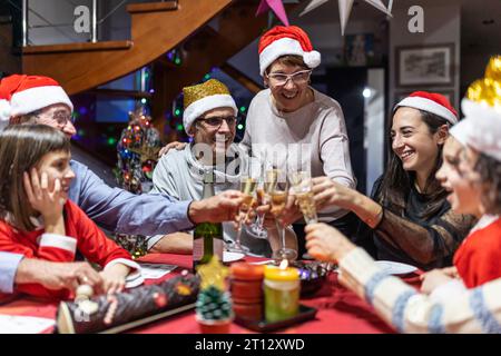 spanische Familie mit mehreren Generationen feiert weihnachtsessen zu Hause Stockfoto