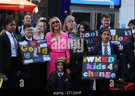 Leicester Square, London, Großbritannien. Amanda Holden schließt sich Schülern der Hendon Secondary School for Mental Health Awareness an. Quelle: David Bronstein/Alamy Live News Stockfoto