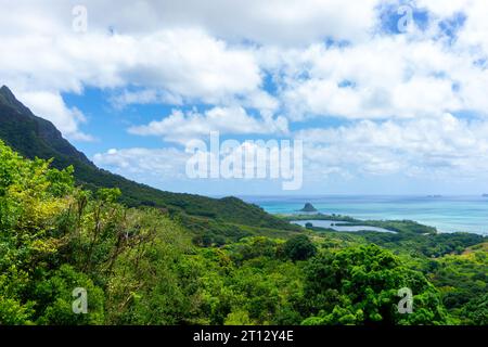 Kualoa Point und Mokolii, auch bekannt als Chinaman's hat, auf der Insel Kaneohe Bay, Oahu, Hawaii, USA. Stockfoto