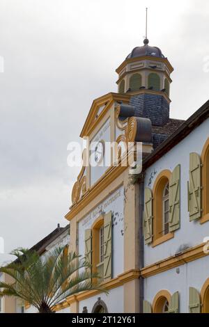 Fassade des Rathauses von Saint-Pierre de la Réunion mit dem französischen Motto „Liberté égalité Fraternité“. Stockfoto