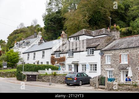 September 2023 Polperro Village Ferienhäuser aus Stein in diesem kornischen Dorf, Cornwall, England, Großbritannien Stockfoto