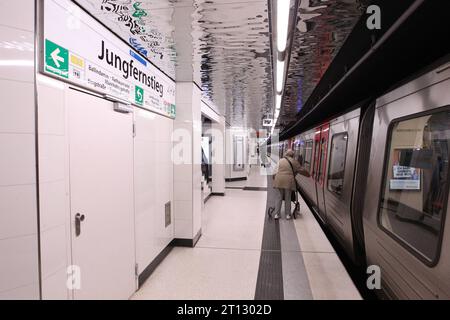 Eine U-Bahn der Linie U1 in Richtung Ohlsdorf hält an der Haltestellte Jungfernstieg. Altstadt Hamburg *** eine U-Bahn der Linie U1 in Richtung Ohlsdorf hält am Bahnhof Jungfernstieg Altstadt Hamburg Credit: Imago/Alamy Live News Stockfoto