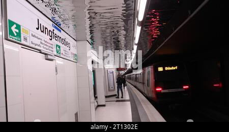 Eine U-Bahn der Linie U1 in Richtung Ohlsdorf fährt aus der Haltestellte Jungfernstieg hinaus. Altstadt Hamburg *** eine U-Bahn der Linie U1 in Richtung Ohlsdorf verlässt den Bahnhof Jungfernstieg Altstadt Hamburg Credit: Imago/Alamy Live News Stockfoto