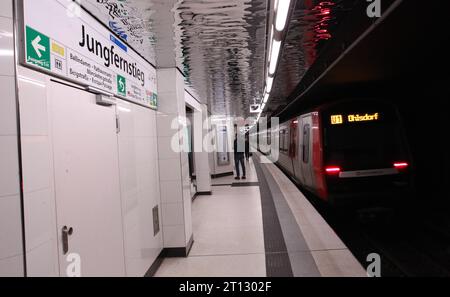 Eine U-Bahn der Linie U1 in Richtung Ohlsdorf fährt aus der Haltestellte Jungfernstieg hinaus. Altstadt Hamburg *** eine U-Bahn der Linie U1 in Richtung Ohlsdorf verlässt den Bahnhof Jungfernstieg Altstadt Hamburg Credit: Imago/Alamy Live News Stockfoto