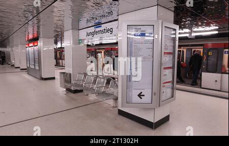 Eine U-Bahn der Linie U1 in Richtung Ohlsdorf hält in der Haltestelle Jungfernstieg. Altstadt Hamburg *** eine U-Bahn der Linie U1 in Richtung Ohlsdorf hält am Bahnhof Jungfernstieg Altstadt Hamburg Credit: Imago/Alamy Live News Stockfoto