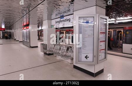 Eine U-Bahn der Linie U1 in Richtung Ohlsdorf hält in der Haltestelle Jungfernstieg. Altstadt Hamburg *** eine U-Bahn der Linie U1 in Richtung Ohlsdorf hält am Bahnhof Jungfernstieg Altstadt Hamburg Credit: Imago/Alamy Live News Stockfoto