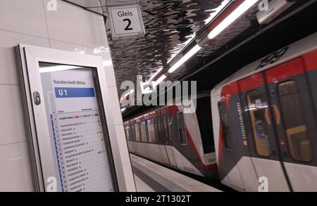 Eine U-Bahn der Linie U1 in Richtung Ohlsdorf fährt aus der Haltestellte Jungfernstieg hinaus. Altstadt Hamburg *** eine U-Bahn der Linie U1 in Richtung Ohlsdorf verlässt den Bahnhof Jungfernstieg Altstadt Hamburg Credit: Imago/Alamy Live News Stockfoto