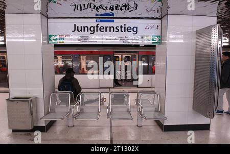 Eine U-Bahn der Linie U1 in Richtung Ohlsdorf hält in der Haltestelle Jungfernstieg. Altstadt Hamburg *** eine U-Bahn der Linie U1 in Richtung Ohlsdorf hält am Bahnhof Jungfernstieg Altstadt Hamburg Credit: Imago/Alamy Live News Stockfoto