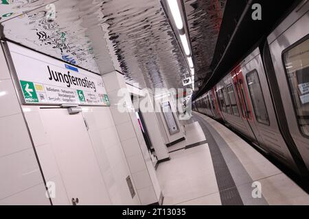 Eine U-Bahn der Linie U1 in Richtung Ohlsdorf hält an der Haltestellte Jungfernstieg. Altstadt Hamburg *** eine U-Bahn der Linie U1 in Richtung Ohlsdorf hält am Bahnhof Jungfernstieg Altstadt Hamburg Credit: Imago/Alamy Live News Stockfoto