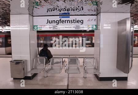 Eine U-Bahn der Linie U1 in Richtung Ohlsdorf fährt aus der Haltestelle Jungfernstieg hinaus. Altstadt Hamburg *** eine U-Bahn der Linie U1 in Richtung Ohlsdorf verlässt den Bahnhof Jungfernstieg Altstadt Hamburg Credit: Imago/Alamy Live News Stockfoto