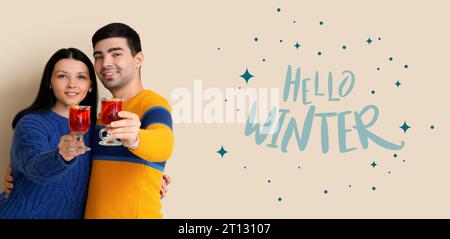 Banner mit glücklichem Paar trinken leckeren Glühwein und Text HALLO, WINTER Stockfoto