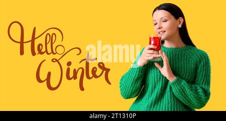 Banner mit hübscher Frau, die leckeren Glühwein trinkt und Text HALLO, WINTER Stockfoto
