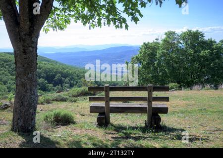 Holzbank in einem Berggebiet, um die Landschaft und die Natur zu beobachten und zu meditieren Stockfoto