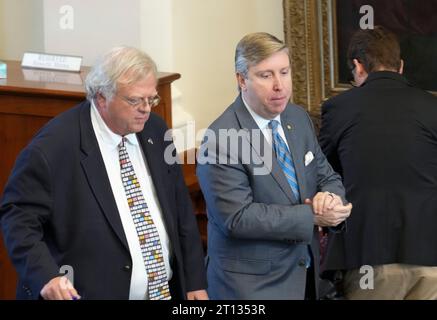 Austin Texas USA, 9. Oktober 2023: US-Senator Tan Parker, R-Flower Mound (rechts), läuft mit Senator Paul Bettencourt, R-Houston, in der Senatskammer. ©Bob Daemmrich Stockfoto