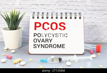 PCOS polyzystisches Ovarialsyndrom geschrieben in Spiralheft auf dem Arzttisch Stockfoto