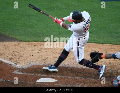 Minneapolis, Usa. Oktober 2023. Minnesota Twins Willi Castro trifft im sechsten Inning gegen die Houston Astros im dritten Spiel einer MLB American League Division Series im Target Field in Minneapolis am Dienstag, den 10. Oktober 2023. Foto: Craig Lassig/UPI Credit: UPI/Alamy Live News Stockfoto