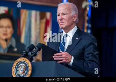 Washington, DC, USA. Oktober 2023. US-Präsident Joe Biden hält virtuelle Bemerkungen zum U.S. Fire Administrators Summit on Fire Prevention & Control vom Weißen Haus in Washington, DC, USA, am 10. Oktober 2023. Quelle: Shawn Thew/Pool über CNP/dpa/Alamy Live News Stockfoto