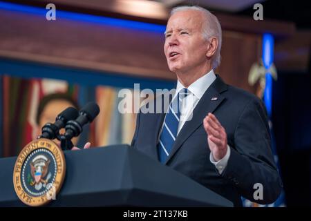 Washington, DC, USA. Oktober 2023. US-Präsident Joe Biden hält virtuelle Bemerkungen zum U.S. Fire Administrators Summit on Fire Prevention & Control vom Weißen Haus in Washington, DC, USA, am 10. Oktober 2023. Quelle: Shawn Thew/Pool über CNP/dpa/Alamy Live News Stockfoto