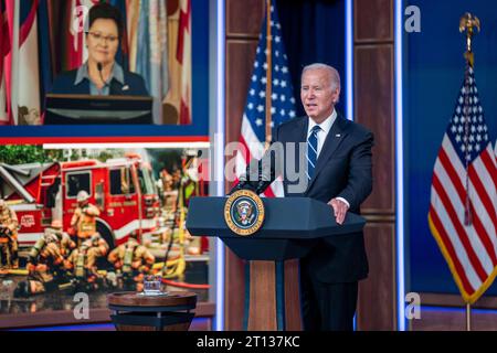 Washington, DC, USA. Oktober 2023. US-Präsident Joe Biden hält virtuelle Bemerkungen zum U.S. Fire Administrators Summit on Fire Prevention & Control vom Weißen Haus in Washington, DC, USA, am 10. Oktober 2023. Quelle: Shawn Thew/Pool über CNP/dpa/Alamy Live News Stockfoto
