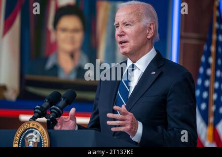 Washington, DC, USA. Oktober 2023. US-Präsident Joe Biden hält virtuelle Bemerkungen zum U.S. Fire Administrators Summit on Fire Prevention & Control vom Weißen Haus in Washington, DC, USA, am 10. Oktober 2023. Quelle: Shawn Thew/Pool über CNP/dpa/Alamy Live News Stockfoto