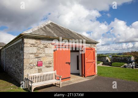 Pendennis Castle Falmouth Cornwall, Feldzugschuppen mit Kanonen, England, Großbritannien Stockfoto