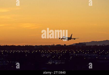 Flugzeug mit abgesenktem Fahrwerk nähert sich LAX für die Landung in Los Angeles, Kalifornien, USA Stockfoto