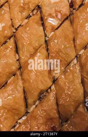 Hochwinkelansicht von hausgemachtem Baklava in Diamantform mit glitzerndem Sirup Stockfoto