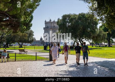Lisboa, Portugal - 19.09.2023: Touristen besuchen den Turm von Belem. Belem Tower in Lissabon-Stadt, Portugal Stockfoto