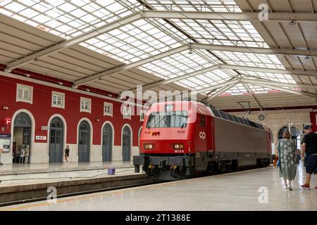 Lisboa, Portugal - 20.09.2023: Zug der CP (Comboios de Portugal) am Bahnhof Santa Apolonia in Lissabon, Portugal. Stockfoto