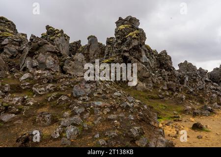 Laugarhaun Lavafeld, Wanderung zum Sommer des Mt. Brennisteinsalda in Landmannalaugar, einem Ort im isländischen Naturreservat Fjallabak in der Highla Stockfoto