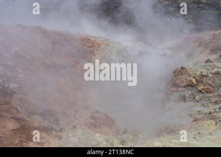 Landmannalaugar, ein Ort im isländischen Fjallabak Naturreservat in den Highlands. Das Gebiet ist vor allem für seine natürlichen geothermischen heißen Quellen bekannt. Stockfoto