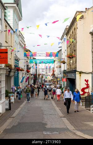 Geschäfte und Geschäfte im Stadtzentrum von Falmouth entlang der Church Street, Cornwall, England, Großbritannien Stockfoto