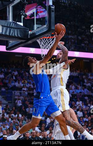 Oktober 2023; Wizink Center, Madrid, Spanien, Basketball-freundlich, Real Madrid gegen Dallas Mavericks; Josh Green von Dallas Mavericks und Vincent Poirier von Real Madrid in Action Credit: Action Plus Sports Images/Alamy Live News Stockfoto