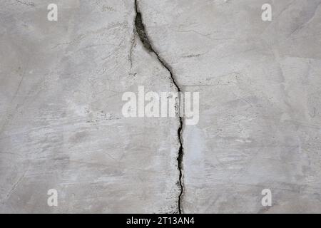 Foto des Betonbodens in zwei Rissen. Stockfoto
