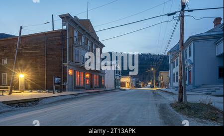 Am frühen Morgen sehen Sie historische Gebäude in Dawson City, Yukon, Kanada Stockfoto