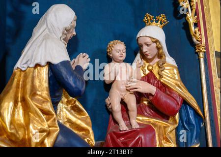 Die Jungfrau Maria und das Jesuskind mit der Heiligen Anna (die Mutter der Jungfrau Maria). Die Kirche des Heiligen Geistes in Ľubica, Slowakei. Stockfoto